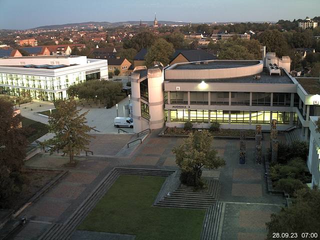 Foto der Webcam: Verwaltungsgebäude, Innenhof mit Audimax, Hörsaal-Gebäude 1