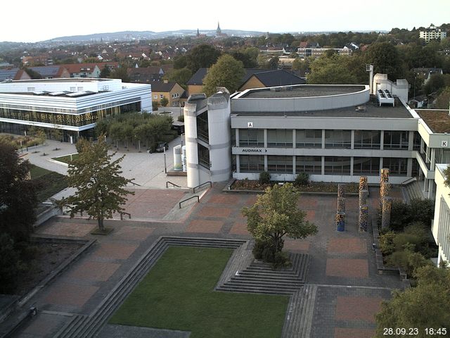 Foto der Webcam: Verwaltungsgebäude, Innenhof mit Audimax, Hörsaal-Gebäude 1