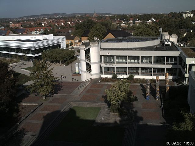 Foto der Webcam: Verwaltungsgebäude, Innenhof mit Audimax, Hörsaal-Gebäude 1