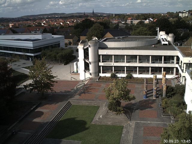 Foto der Webcam: Verwaltungsgebäude, Innenhof mit Audimax, Hörsaal-Gebäude 1