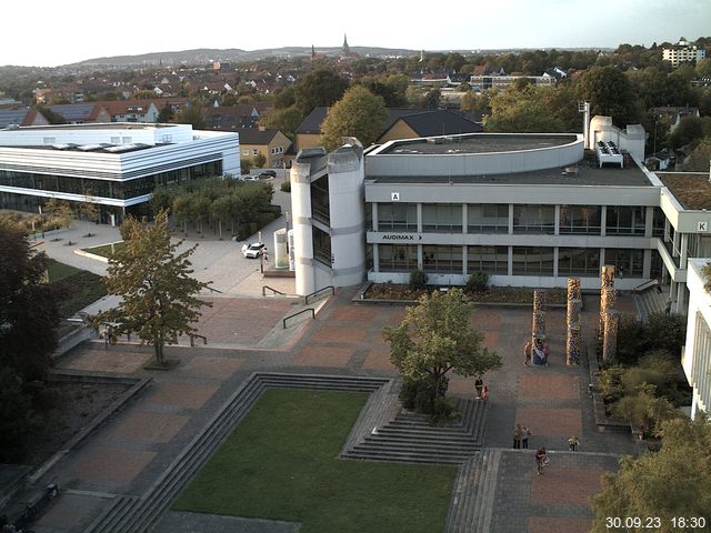 Foto der Webcam: Verwaltungsgebäude, Innenhof mit Audimax, Hörsaal-Gebäude 1