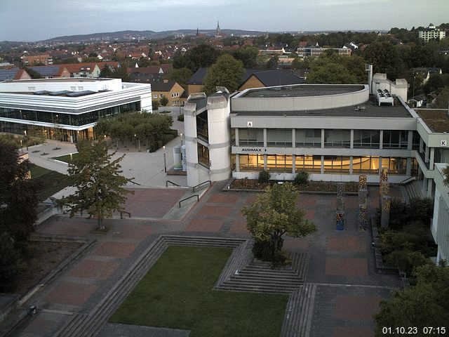 Foto der Webcam: Verwaltungsgebäude, Innenhof mit Audimax, Hörsaal-Gebäude 1