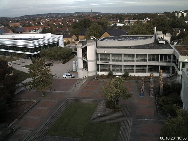 Foto der Webcam: Verwaltungsgebäude, Innenhof mit Audimax, Hörsaal-Gebäude 1