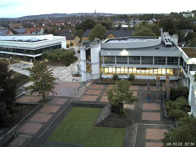 Foto der Webcam: Verwaltungsgebäude, Innenhof mit Audimax, Hörsaal-Gebäude 1