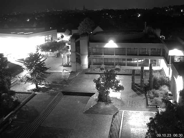 Foto der Webcam: Verwaltungsgebäude, Innenhof mit Audimax, Hörsaal-Gebäude 1