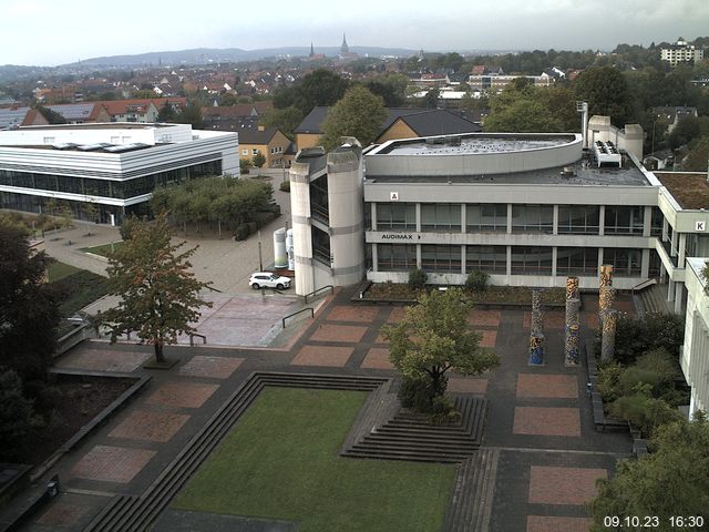 Foto der Webcam: Verwaltungsgebäude, Innenhof mit Audimax, Hörsaal-Gebäude 1