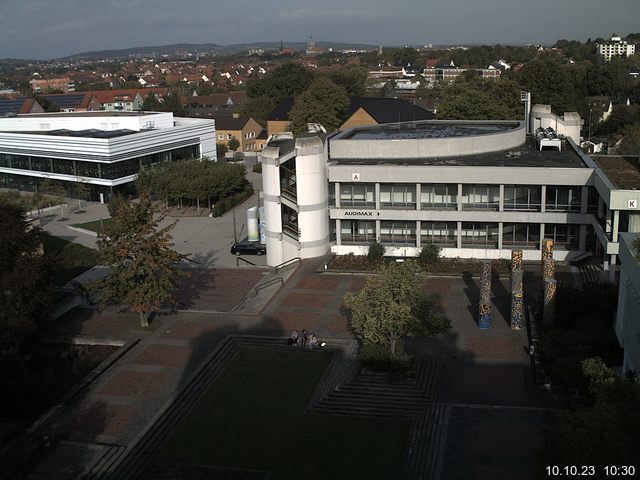 Foto der Webcam: Verwaltungsgebäude, Innenhof mit Audimax, Hörsaal-Gebäude 1