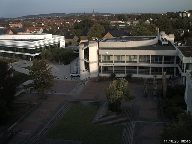 Foto der Webcam: Verwaltungsgebäude, Innenhof mit Audimax, Hörsaal-Gebäude 1