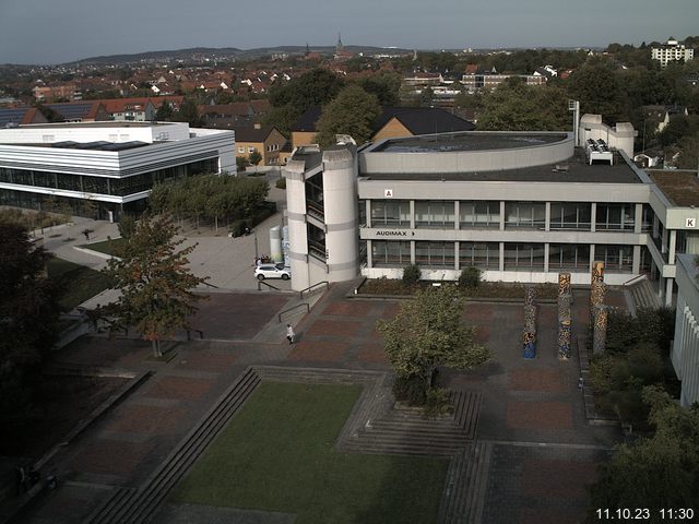 Foto der Webcam: Verwaltungsgebäude, Innenhof mit Audimax, Hörsaal-Gebäude 1