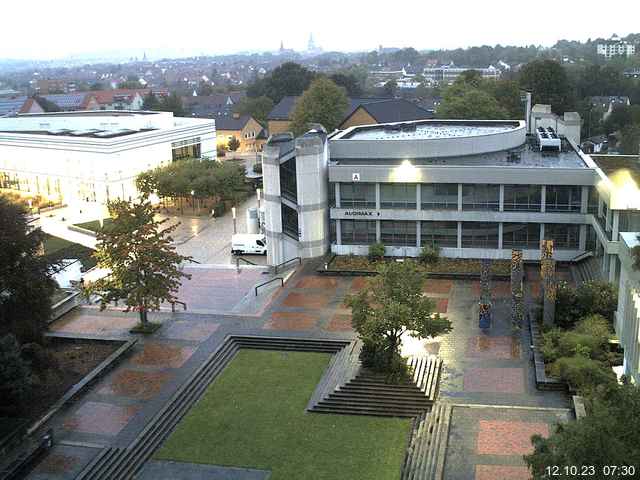 Foto der Webcam: Verwaltungsgebäude, Innenhof mit Audimax, Hörsaal-Gebäude 1