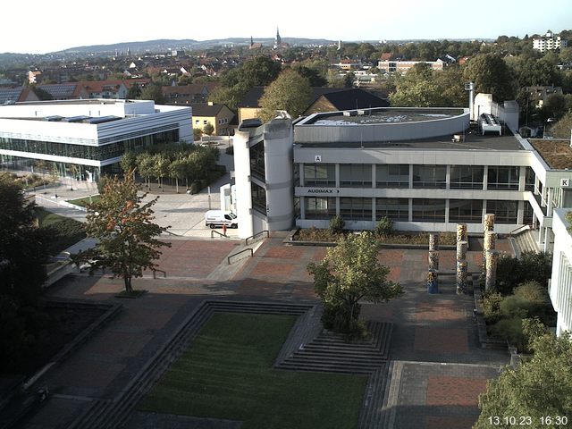 Foto der Webcam: Verwaltungsgebäude, Innenhof mit Audimax, Hörsaal-Gebäude 1