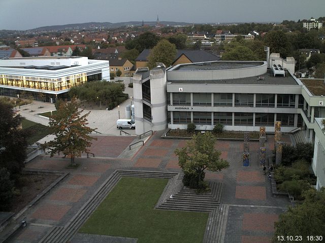 Foto der Webcam: Verwaltungsgebäude, Innenhof mit Audimax, Hörsaal-Gebäude 1