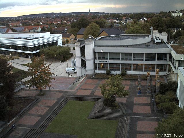 Foto der Webcam: Verwaltungsgebäude, Innenhof mit Audimax, Hörsaal-Gebäude 1