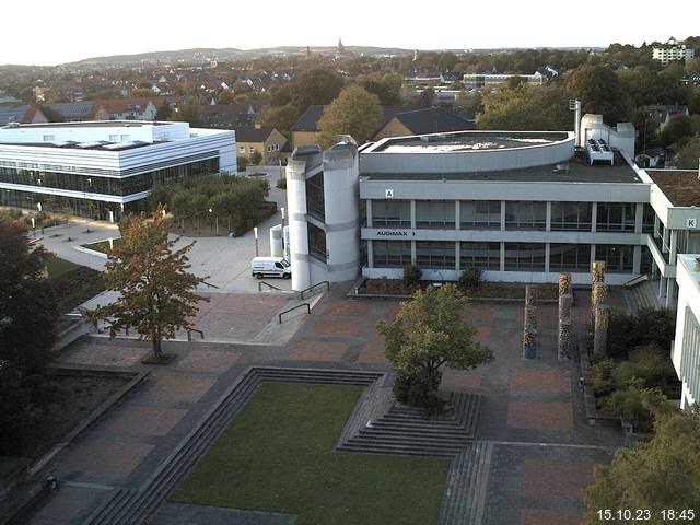 Foto der Webcam: Verwaltungsgebäude, Innenhof mit Audimax, Hörsaal-Gebäude 1