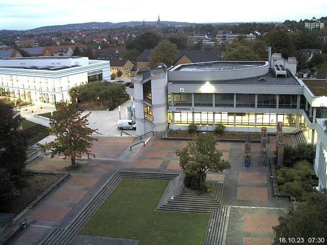 Foto der Webcam: Verwaltungsgebäude, Innenhof mit Audimax, Hörsaal-Gebäude 1