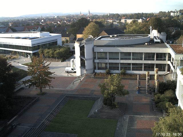 Foto der Webcam: Verwaltungsgebäude, Innenhof mit Audimax, Hörsaal-Gebäude 1