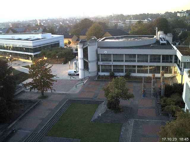 Foto der Webcam: Verwaltungsgebäude, Innenhof mit Audimax, Hörsaal-Gebäude 1