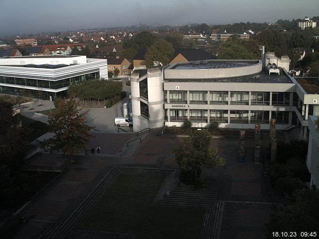 Foto der Webcam: Verwaltungsgebäude, Innenhof mit Audimax, Hörsaal-Gebäude 1