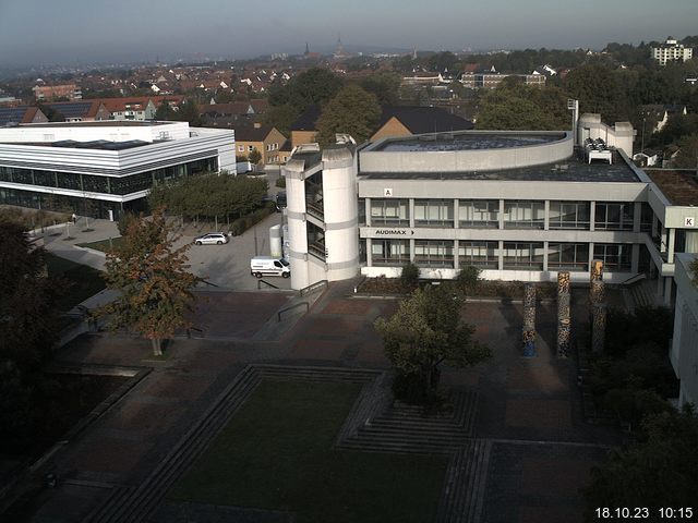 Foto der Webcam: Verwaltungsgebäude, Innenhof mit Audimax, Hörsaal-Gebäude 1