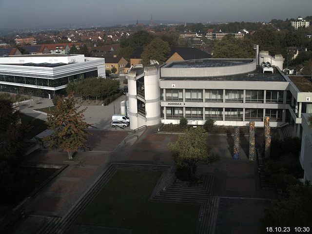 Foto der Webcam: Verwaltungsgebäude, Innenhof mit Audimax, Hörsaal-Gebäude 1