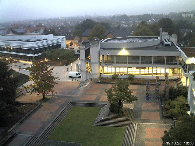 Foto der Webcam: Verwaltungsgebäude, Innenhof mit Audimax, Hörsaal-Gebäude 1