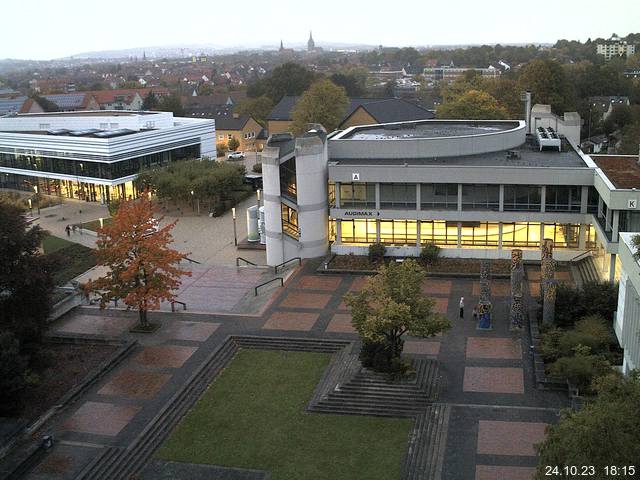 Foto der Webcam: Verwaltungsgebäude, Innenhof mit Audimax, Hörsaal-Gebäude 1