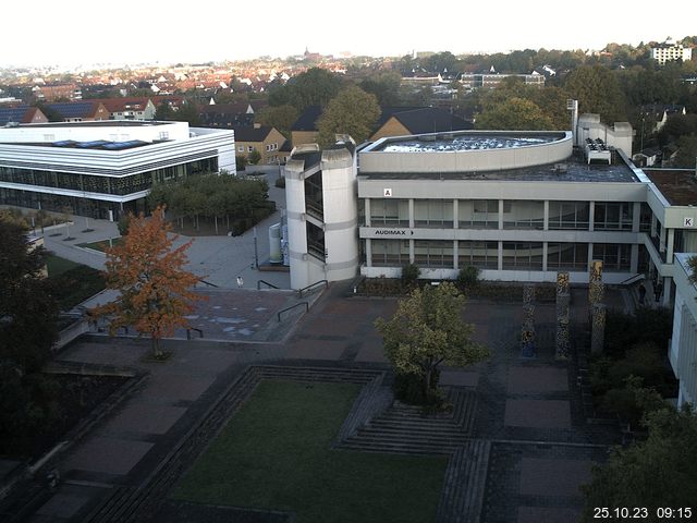 Foto der Webcam: Verwaltungsgebäude, Innenhof mit Audimax, Hörsaal-Gebäude 1