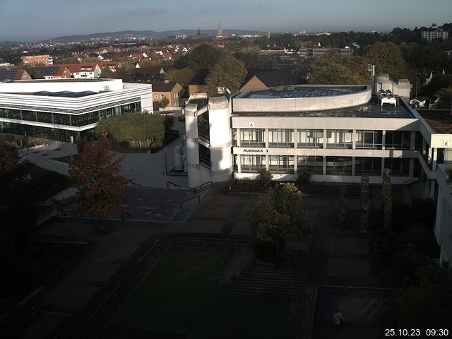 Foto der Webcam: Verwaltungsgebäude, Innenhof mit Audimax, Hörsaal-Gebäude 1