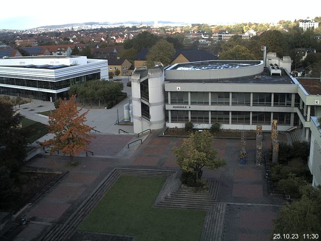 Foto der Webcam: Verwaltungsgebäude, Innenhof mit Audimax, Hörsaal-Gebäude 1