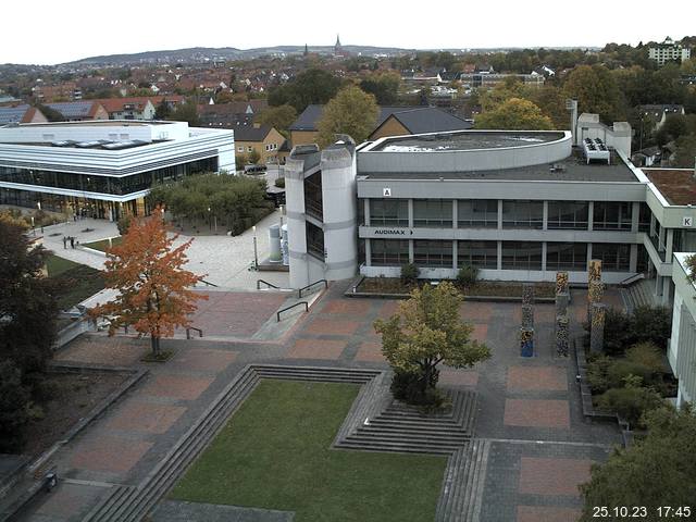 Foto der Webcam: Verwaltungsgebäude, Innenhof mit Audimax, Hörsaal-Gebäude 1