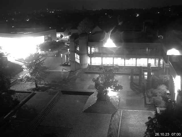 Foto der Webcam: Verwaltungsgebäude, Innenhof mit Audimax, Hörsaal-Gebäude 1