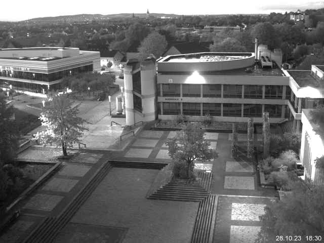 Foto der Webcam: Verwaltungsgebäude, Innenhof mit Audimax, Hörsaal-Gebäude 1