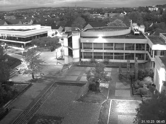 Foto der Webcam: Verwaltungsgebäude, Innenhof mit Audimax, Hörsaal-Gebäude 1