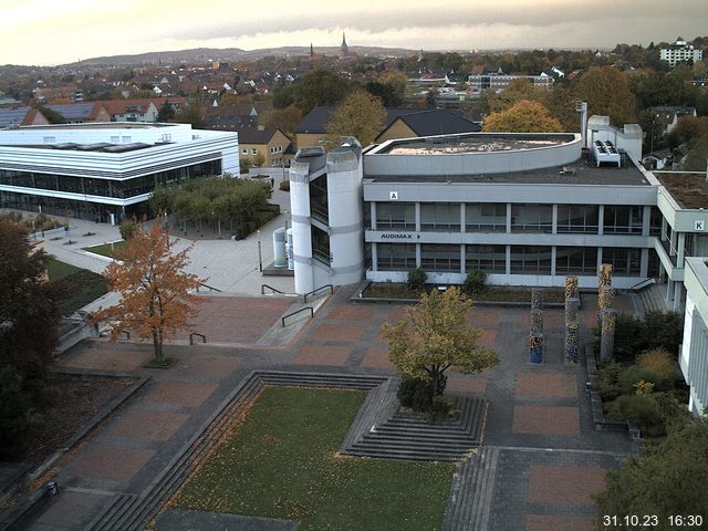 Foto der Webcam: Verwaltungsgebäude, Innenhof mit Audimax, Hörsaal-Gebäude 1