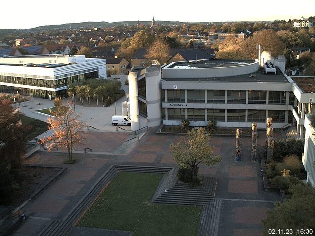 Foto der Webcam: Verwaltungsgebäude, Innenhof mit Audimax, Hörsaal-Gebäude 1