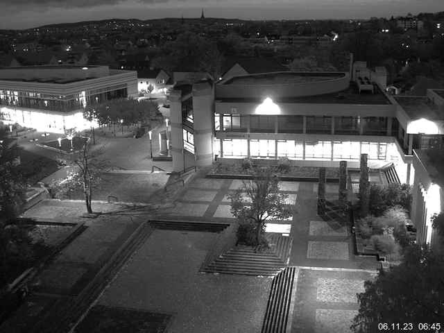 Foto der Webcam: Verwaltungsgebäude, Innenhof mit Audimax, Hörsaal-Gebäude 1