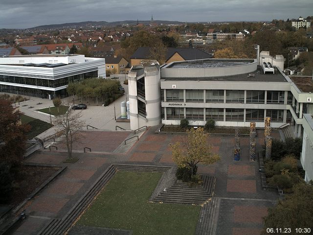 Foto der Webcam: Verwaltungsgebäude, Innenhof mit Audimax, Hörsaal-Gebäude 1