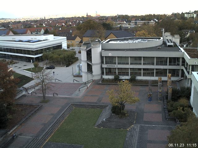 Foto der Webcam: Verwaltungsgebäude, Innenhof mit Audimax, Hörsaal-Gebäude 1