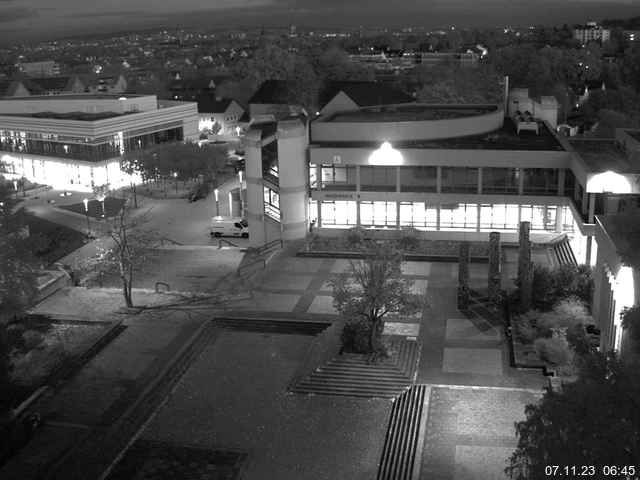 Foto der Webcam: Verwaltungsgebäude, Innenhof mit Audimax, Hörsaal-Gebäude 1