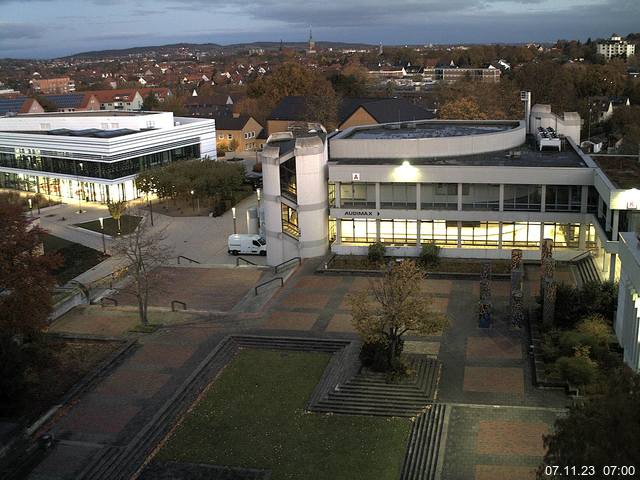 Foto der Webcam: Verwaltungsgebäude, Innenhof mit Audimax, Hörsaal-Gebäude 1