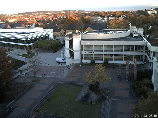 Foto der Webcam: Verwaltungsgebäude, Innenhof mit Audimax, Hörsaal-Gebäude 1