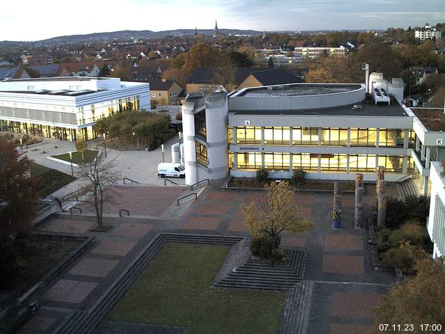 Foto der Webcam: Verwaltungsgebäude, Innenhof mit Audimax, Hörsaal-Gebäude 1