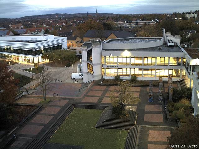 Foto der Webcam: Verwaltungsgebäude, Innenhof mit Audimax, Hörsaal-Gebäude 1