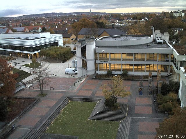 Foto der Webcam: Verwaltungsgebäude, Innenhof mit Audimax, Hörsaal-Gebäude 1