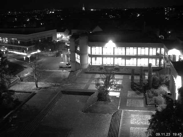 Foto der Webcam: Verwaltungsgebäude, Innenhof mit Audimax, Hörsaal-Gebäude 1