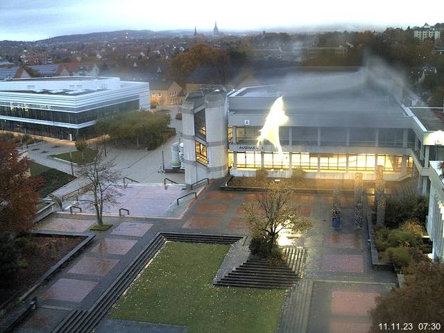 Foto der Webcam: Verwaltungsgebäude, Innenhof mit Audimax, Hörsaal-Gebäude 1