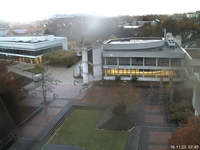 Foto der Webcam: Verwaltungsgebäude, Innenhof mit Audimax, Hörsaal-Gebäude 1