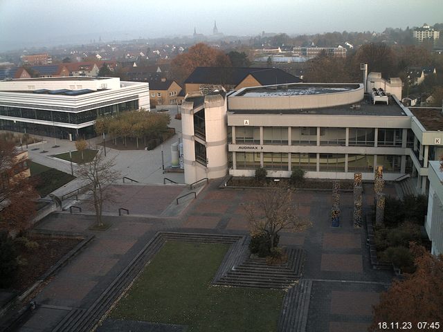 Foto der Webcam: Verwaltungsgebäude, Innenhof mit Audimax, Hörsaal-Gebäude 1