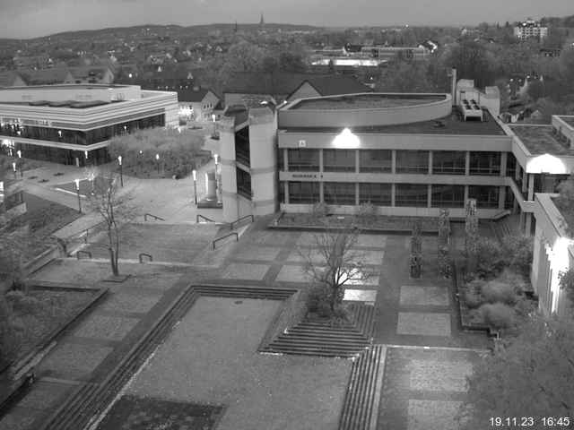 Foto der Webcam: Verwaltungsgebäude, Innenhof mit Audimax, Hörsaal-Gebäude 1