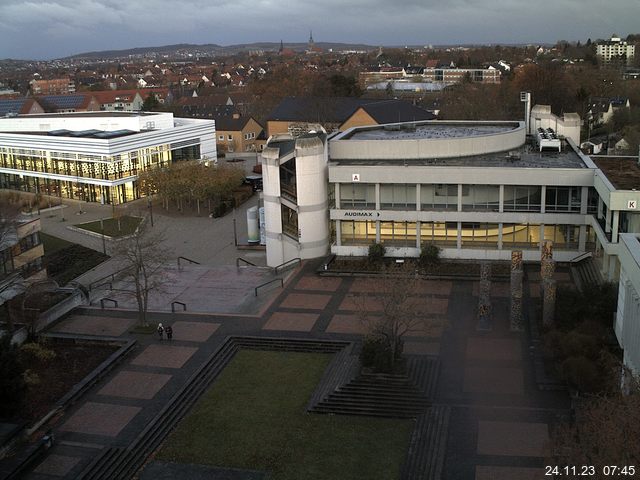 Foto der Webcam: Verwaltungsgebäude, Innenhof mit Audimax, Hörsaal-Gebäude 1